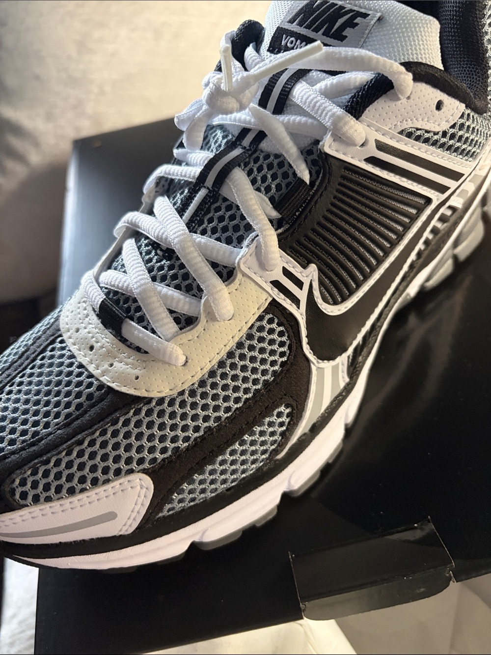Nike Men’s Nike Zoom Vomero 5 SE Black, Gray & White Mesh Running Sneakers